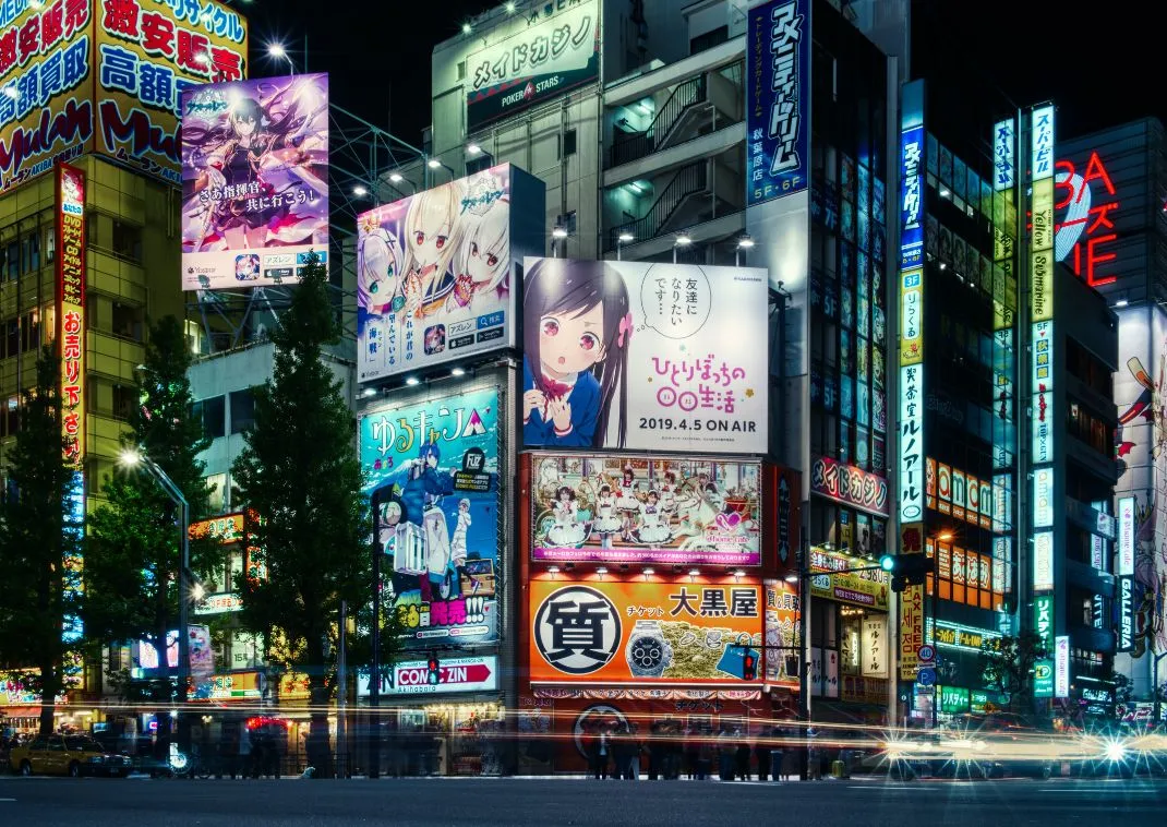 Paisaje urbano de Akihabara en Japón, centro de la cultura anime y manga